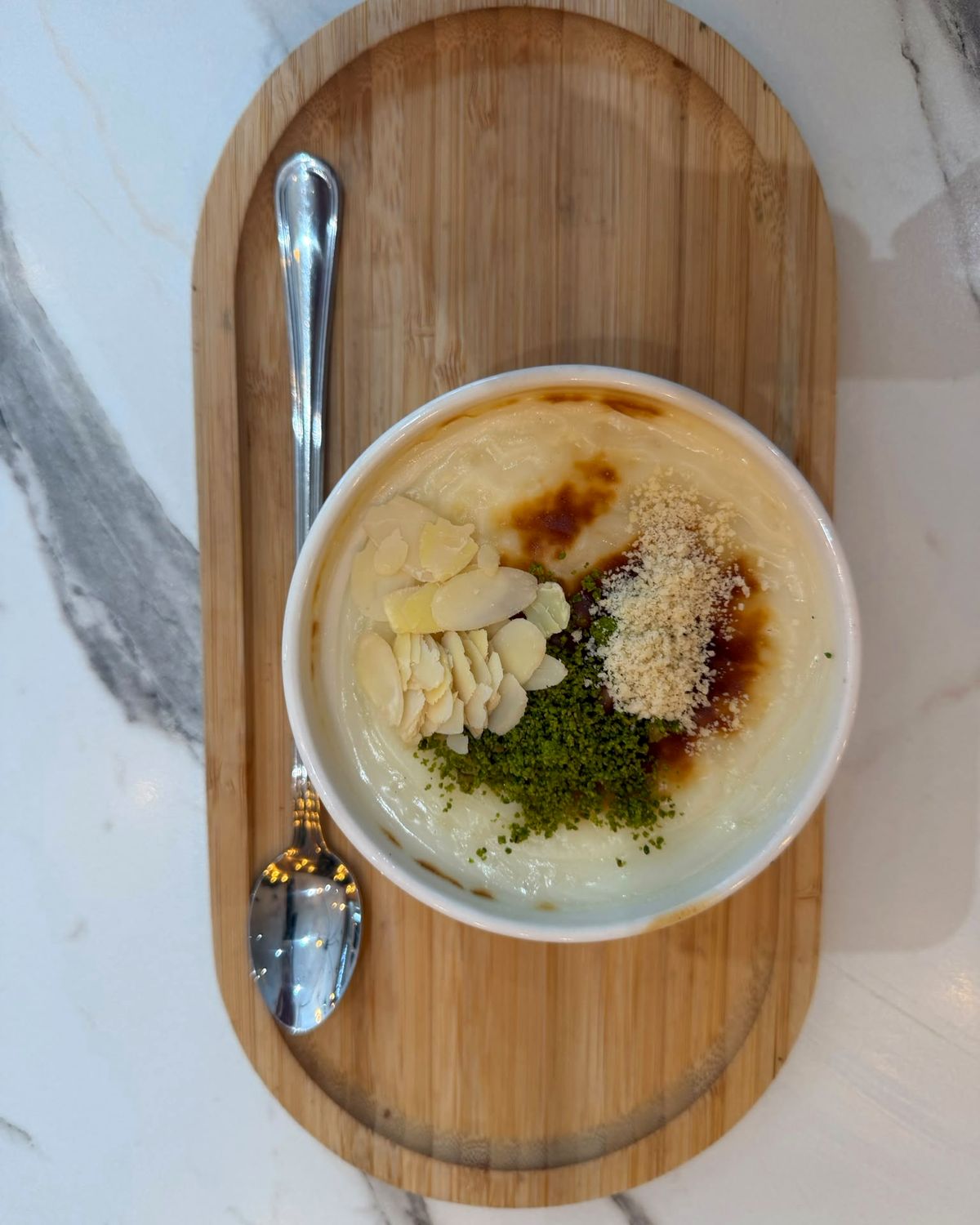 Un dessert de la maison, garni de pistaches et d’amandes effilées