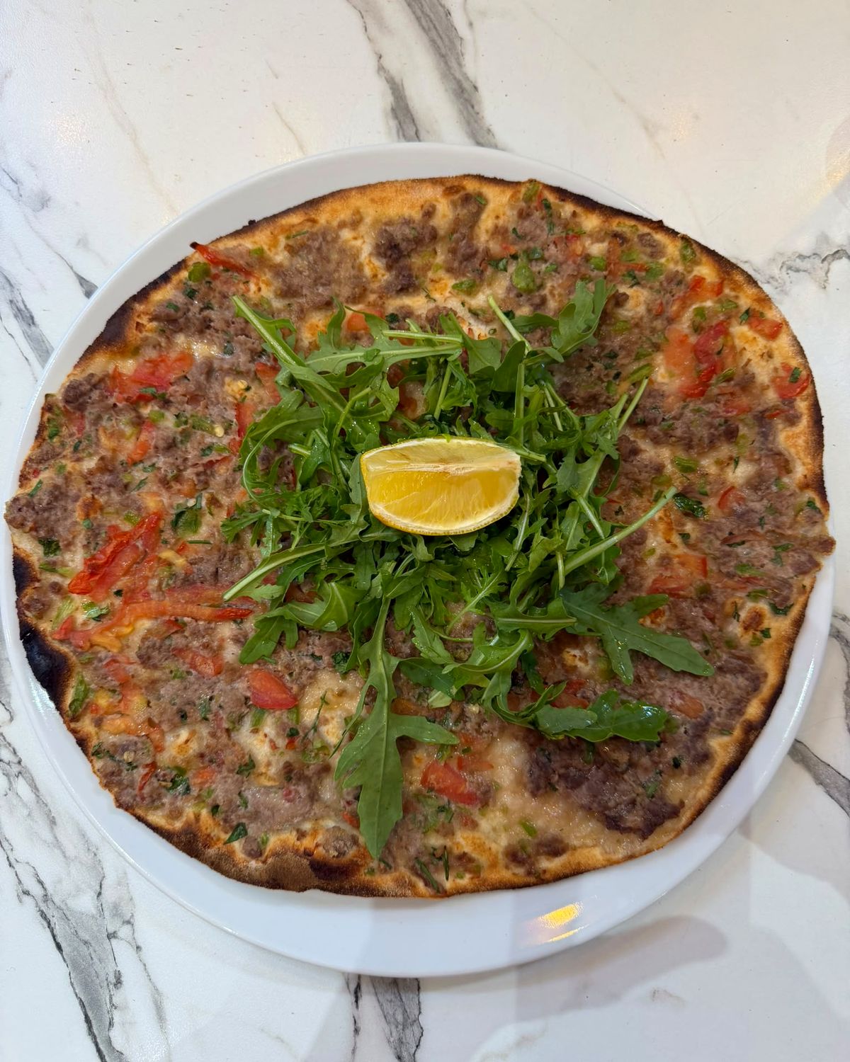 Lahmacun garni de roquette et d’un quartier de citron